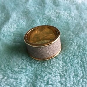 ✨Gold-tone Sparkly Ring✨